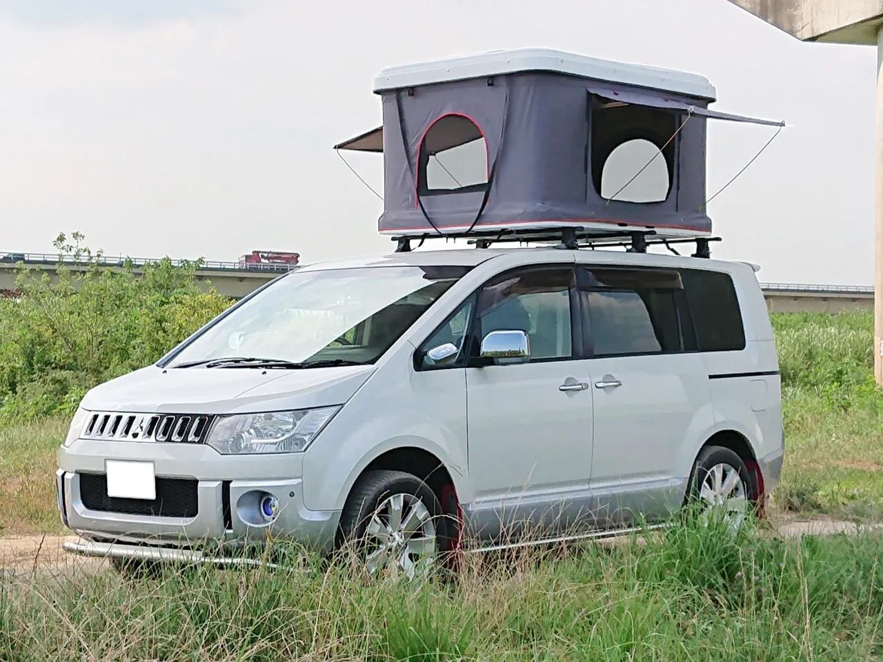 デリカD:5「Dキャンパー」ルーフテント装備車。大人2名分の就寝人数を確保出来ます。