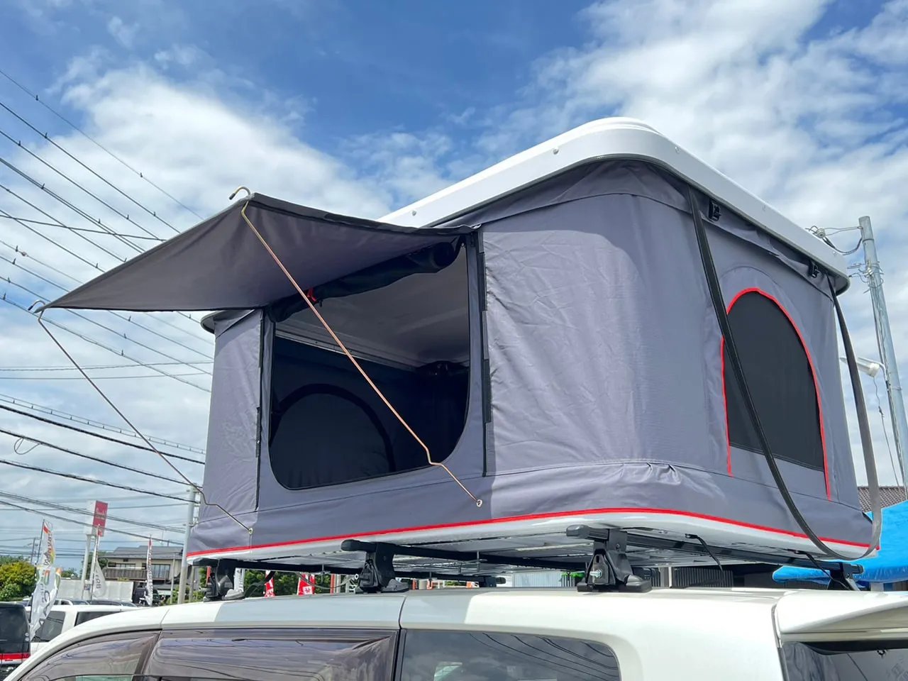 デリカD:5「Dキャンパー」ルーフテント内のスペースは、横120cm×縦180cm×高さ96cm。