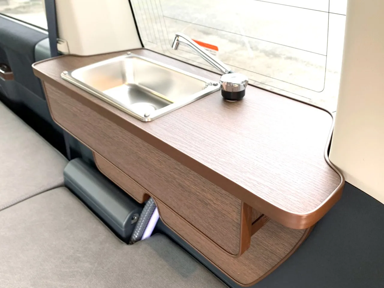 デリカD:5「Dキャンパー」使いやすいステンレスシンク。シンクレスも可能です。シンク：ナチュラルな木目家具