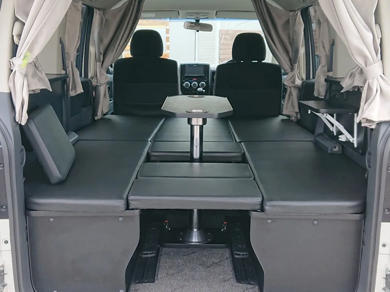 デリカD:5「Dキャンパー」シックなブラック系の内装例