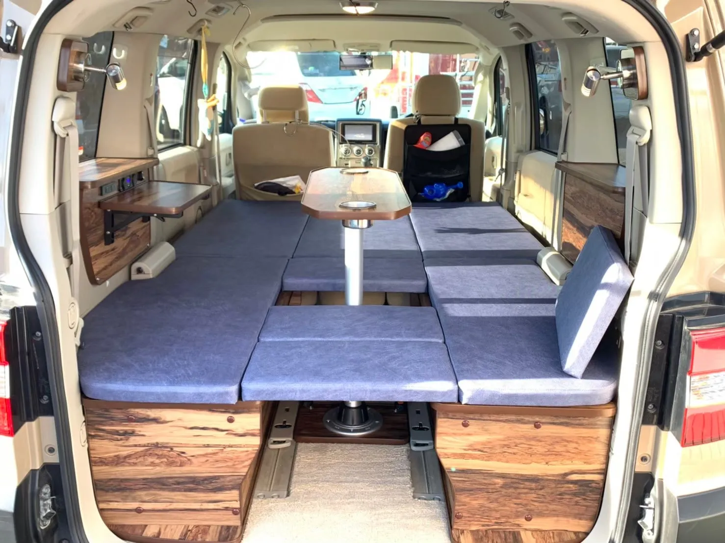 デリカD:5「Dキャンパー」ブルー系の内装例