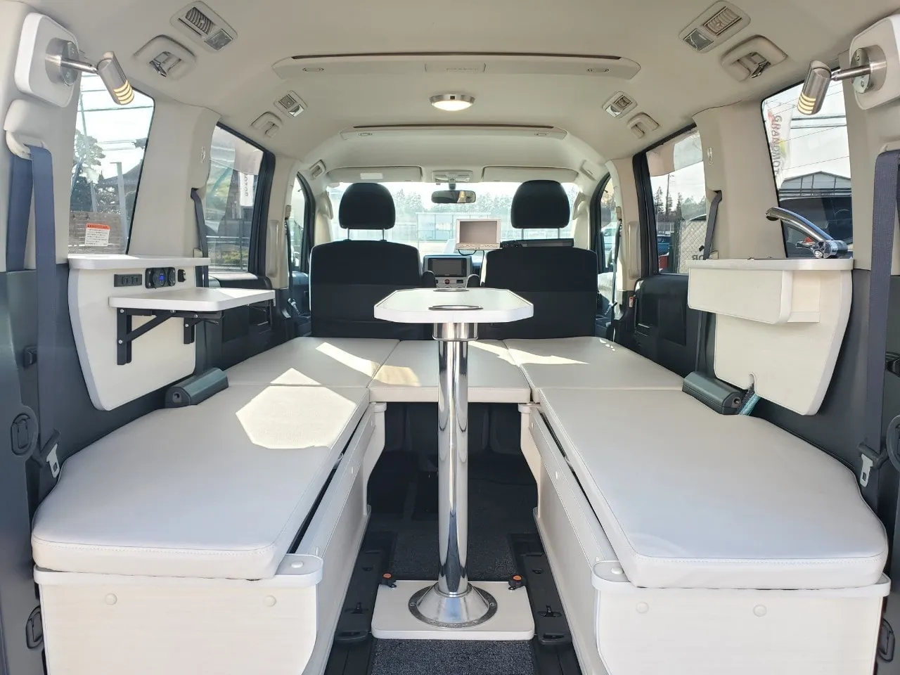 デリカD:5「Dキャンパー」ホワイト系の内装例