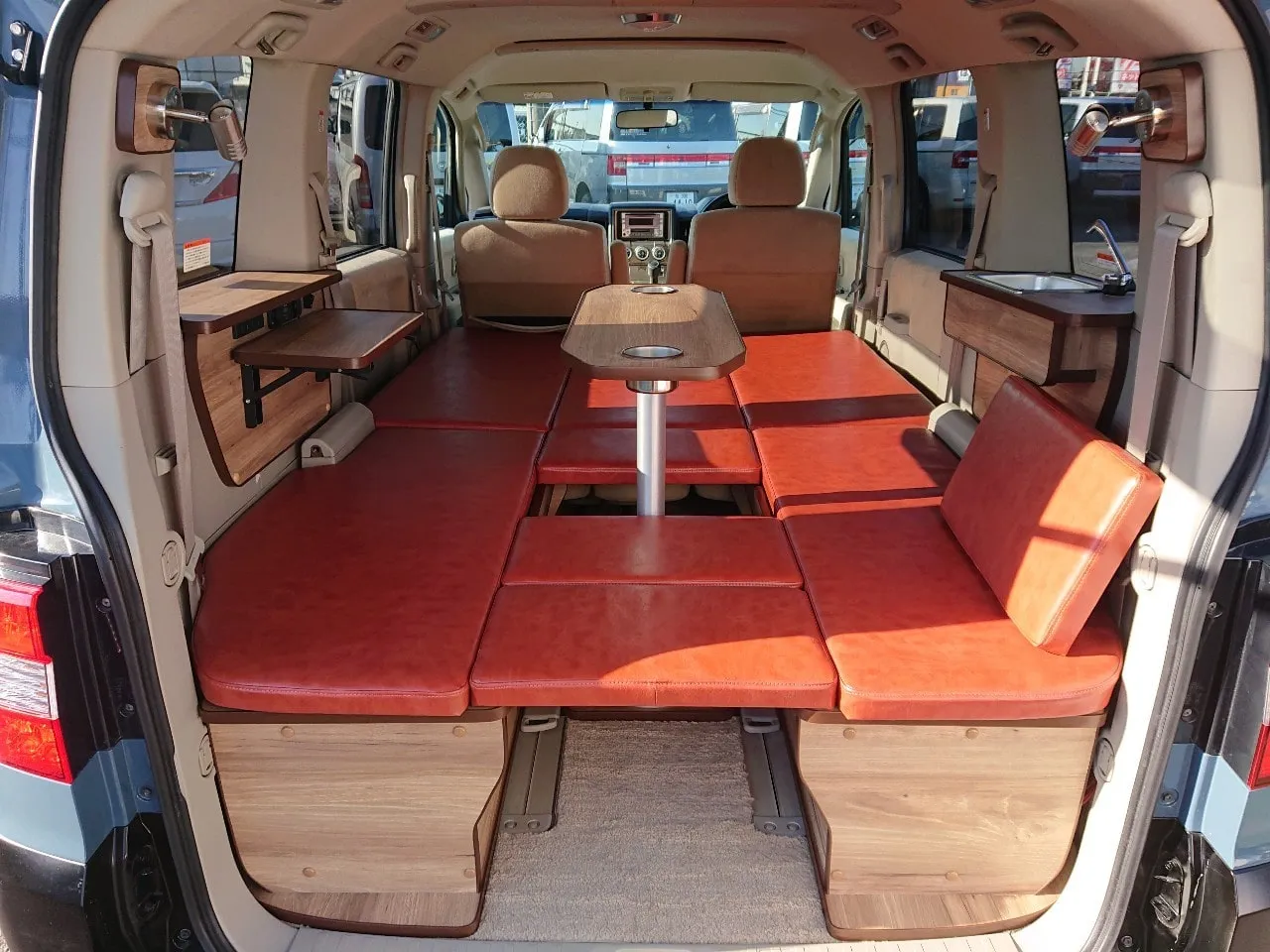 デリカD:5「Dキャンパー」オレンジ系の内装例