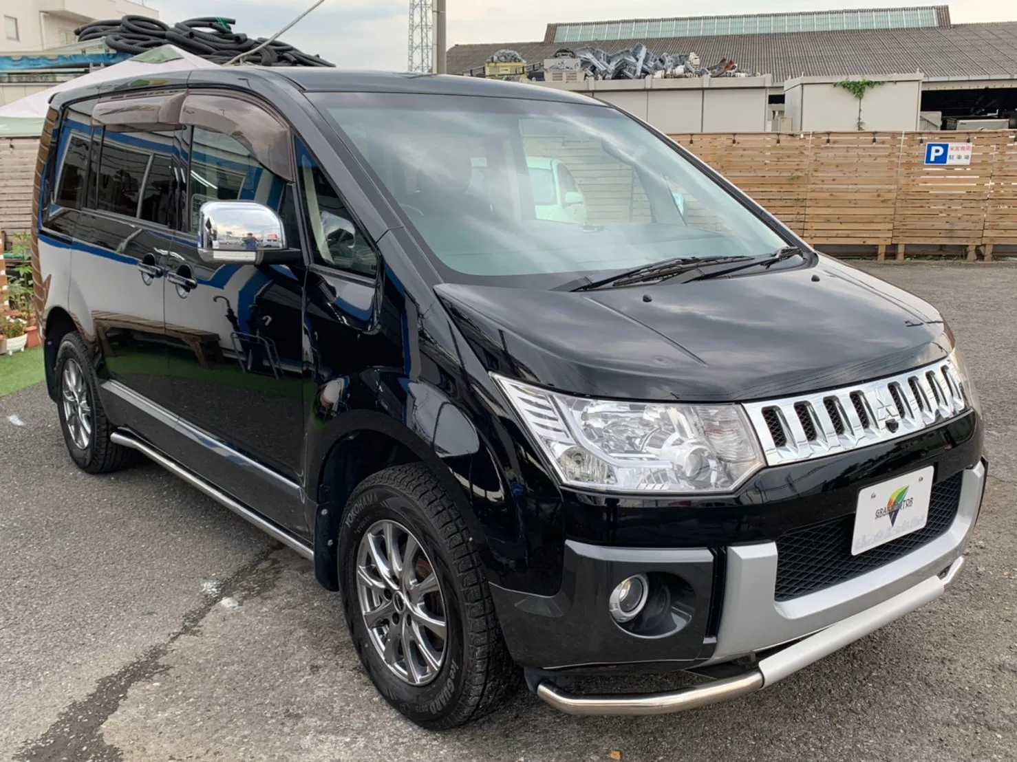 デリカD:5「Dキャンパー」ブラック：サイド