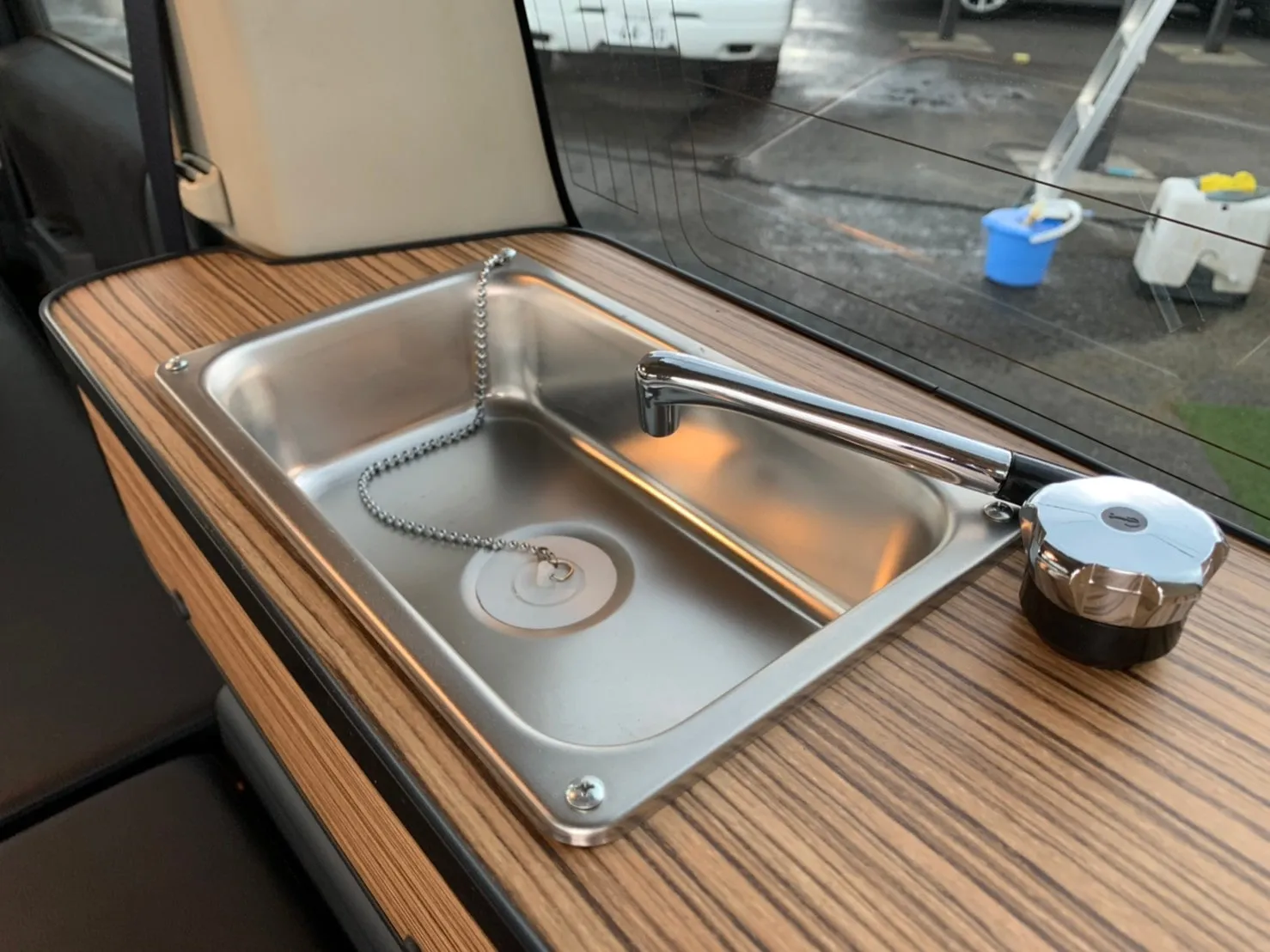 デリカD:5「Dキャンパー」シンク：モダンな木目家具