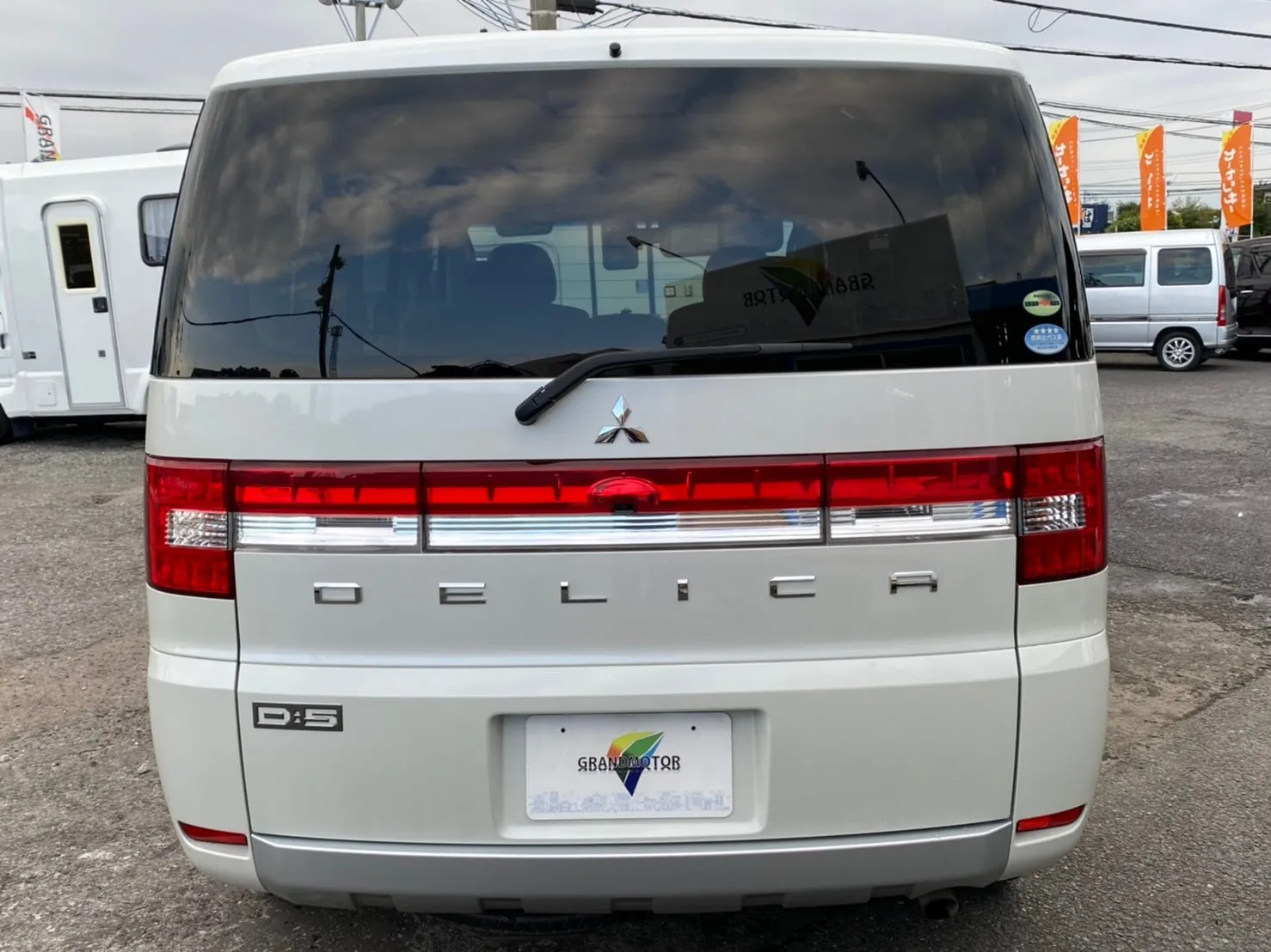 デリカD:5「Dキャンパー」新型デリカD:5 ホワイト：後ろ