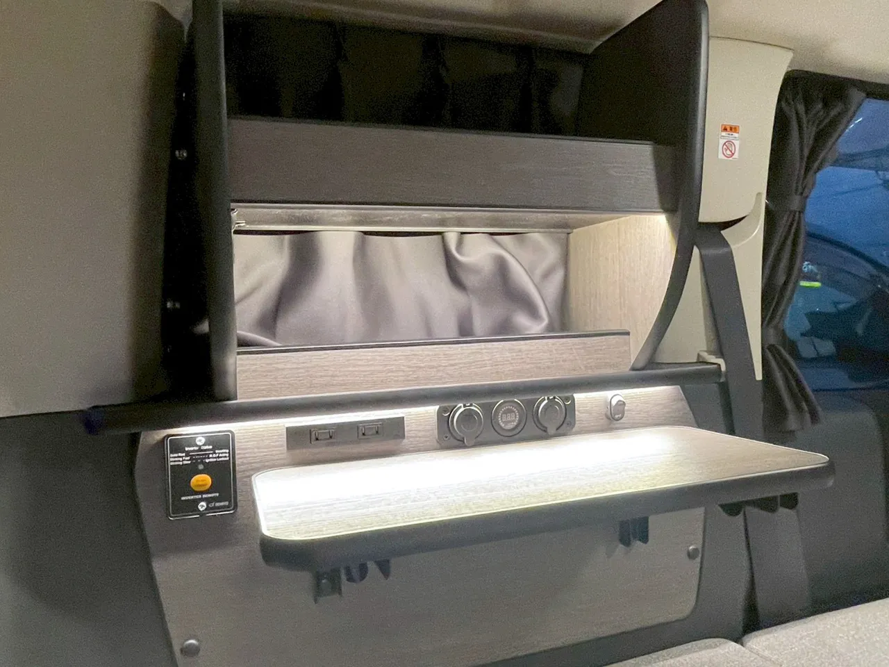 デリカD:5「Dキャンパー」アンビエントライトパッケージ 立ち上げ棚