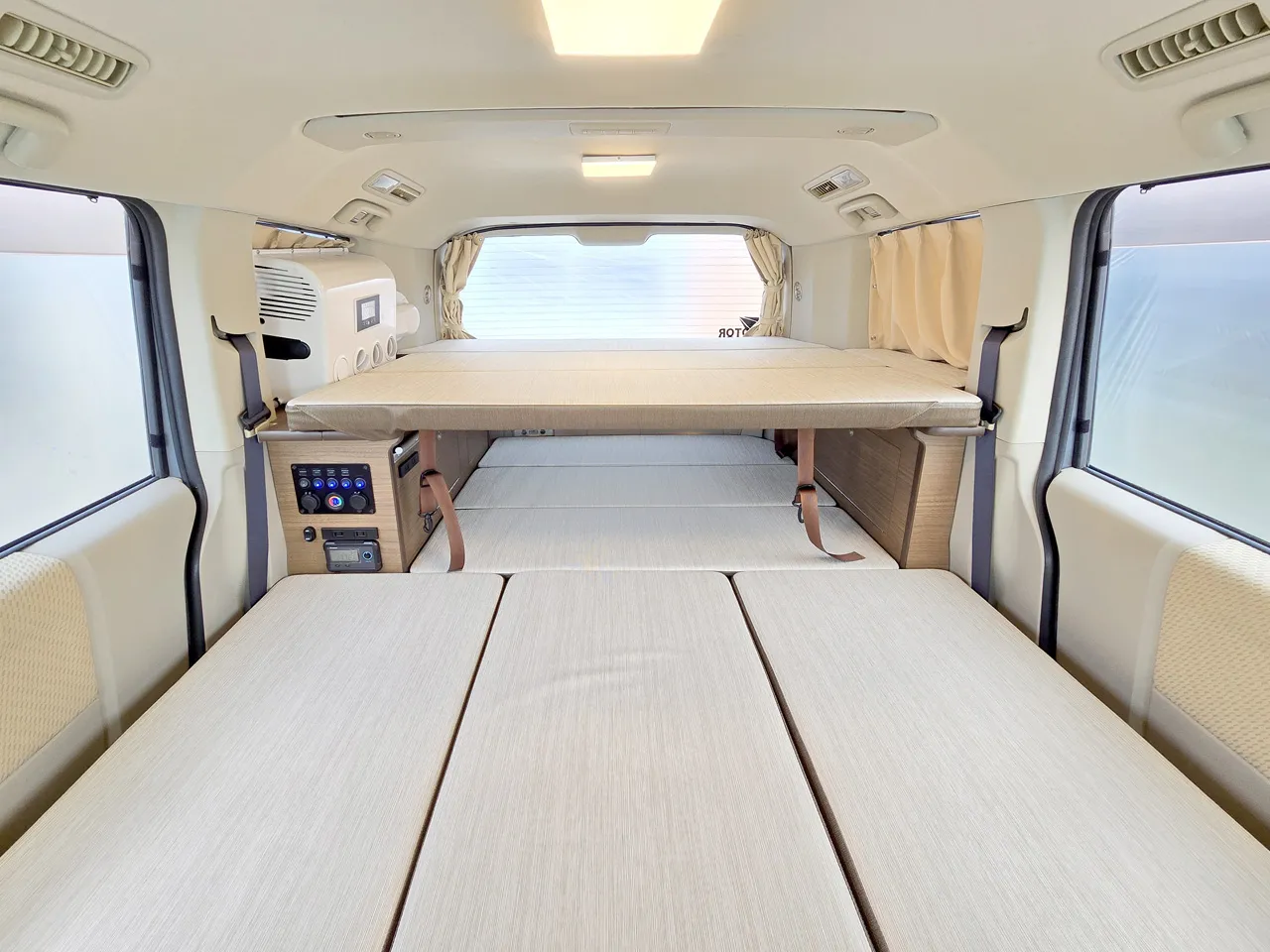 デリカD:5「Dキャンパー ゼロ」写真:ミニバンというカテゴリーには通常ありえない二段ベッド仕様