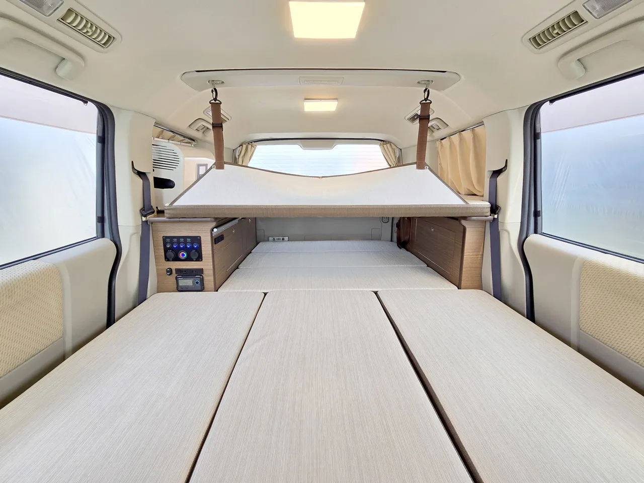 デリカD:5「Dキャンパー ゼロ」写真:2段目のベッドには転落防止ネット。移動中の荷物の落下防止にも。