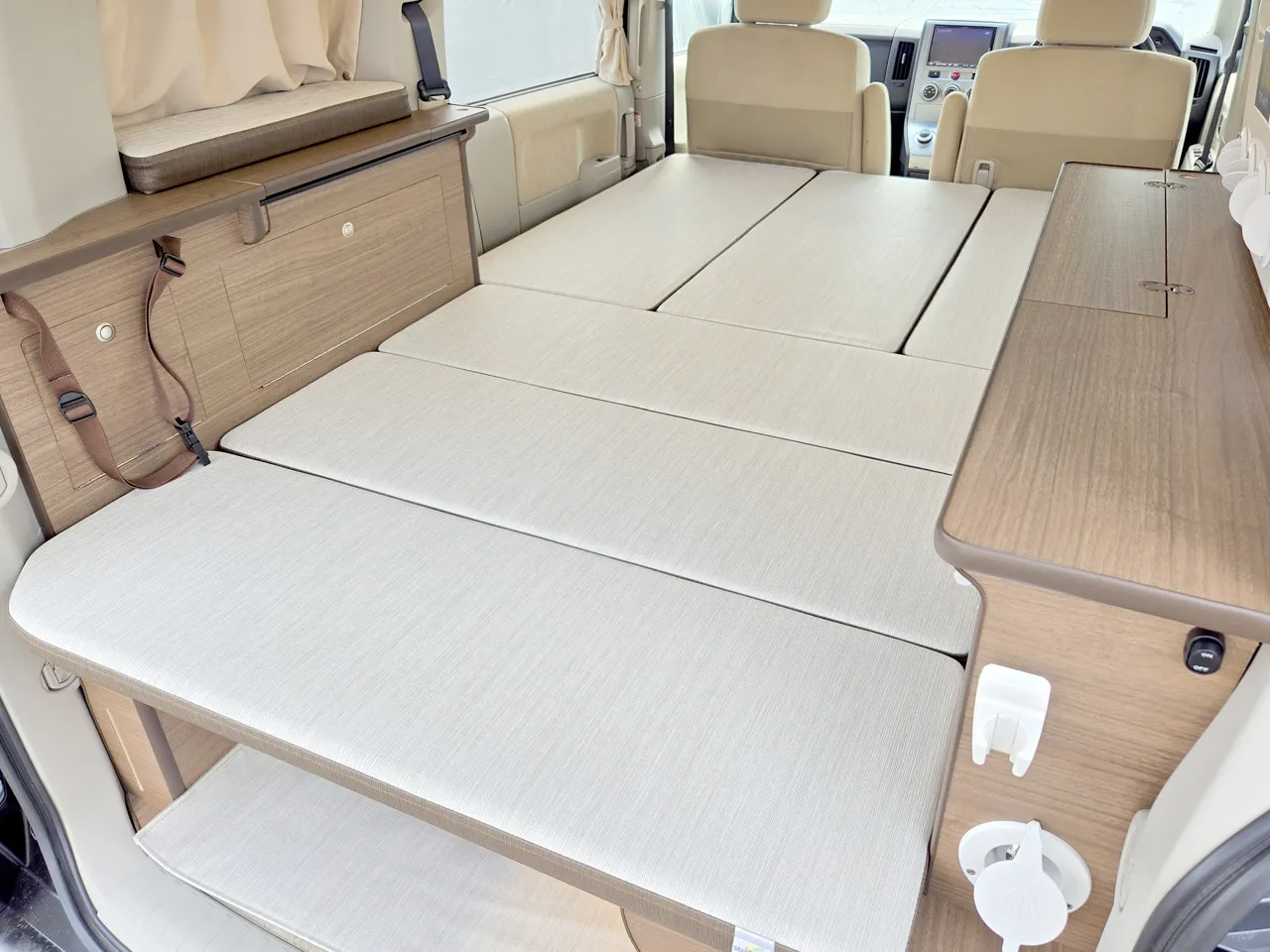 デリカD:5「Dキャンパー ゼロ」写真:広々としたベッド寸法。大人もゆったりと横になれます。