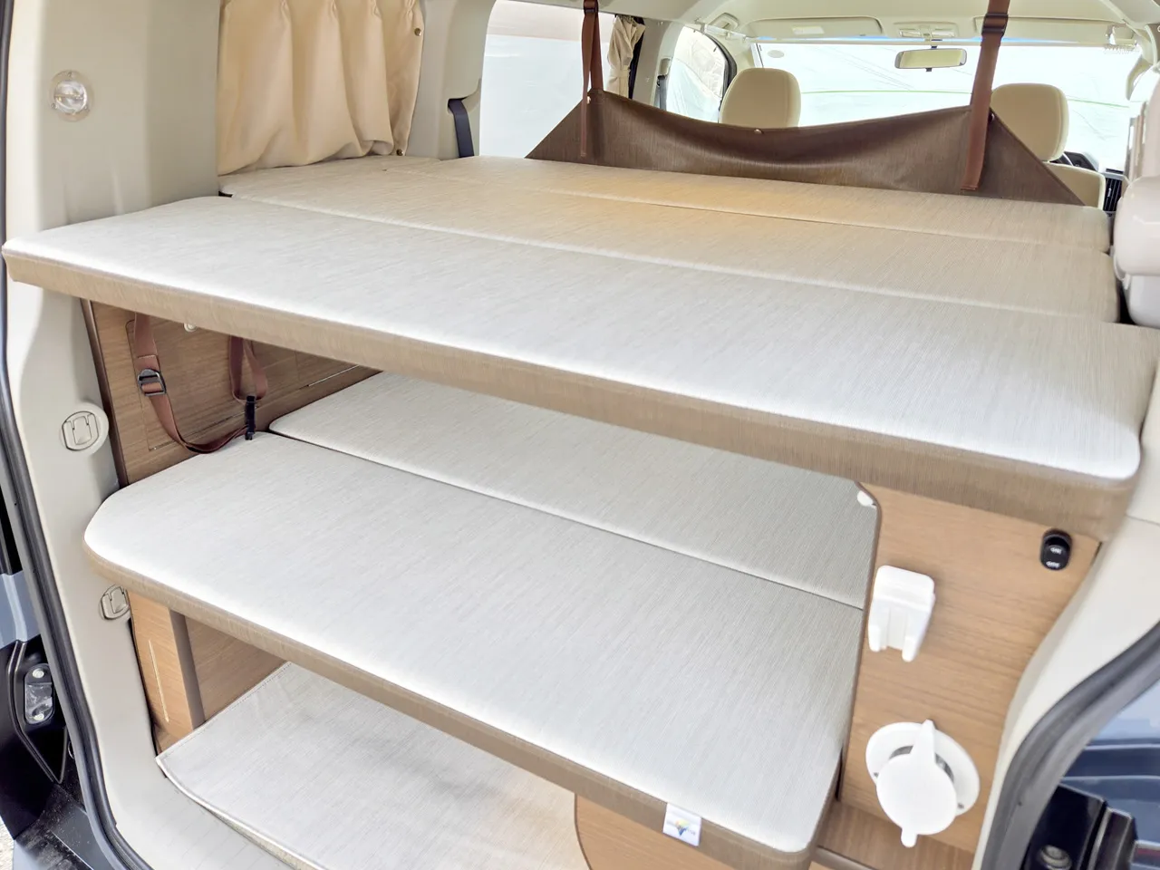 デリカD:5「Dキャンパー ゼロ」写真:ペットと一緒に安心して旅を楽しむための工夫が随所に散りばめられています。