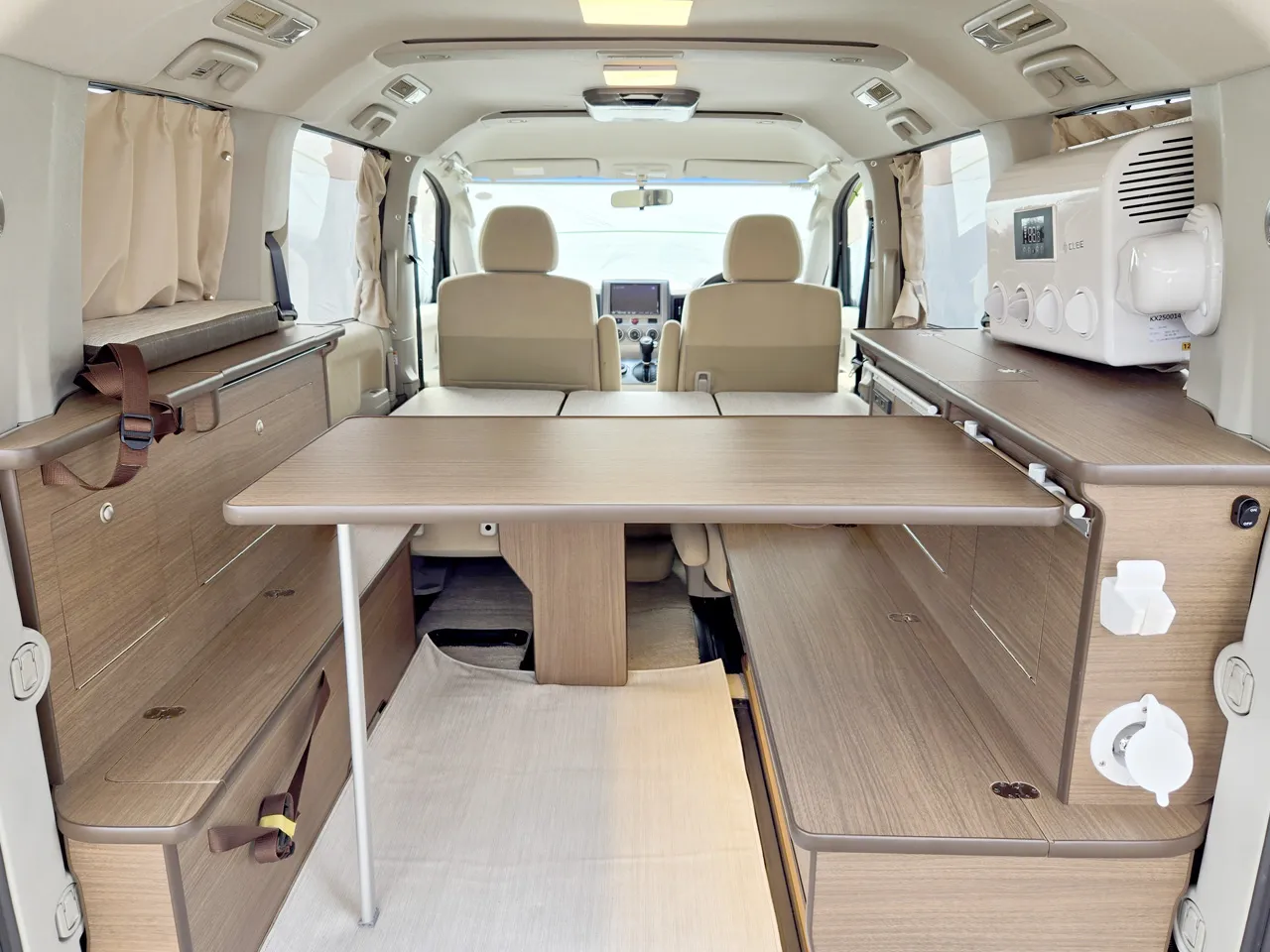 デリカD:5「Dキャンパー ゼロ」写真:自由な配置で使いやすいテーブル。