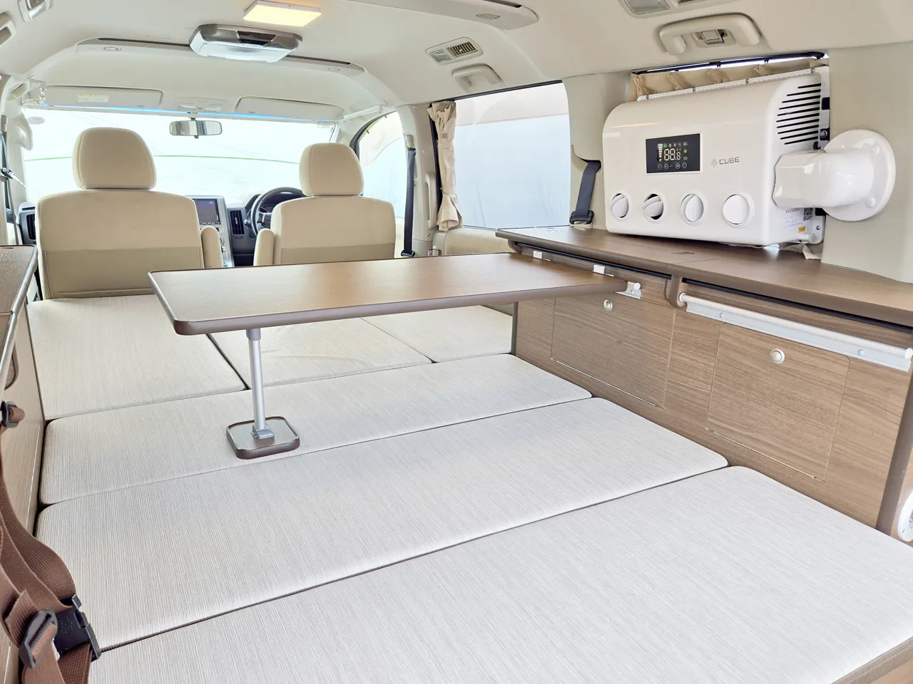 デリカD:5「Dキャンパー ゼロ」写真:ベッド展開中でも使えるテーブル。