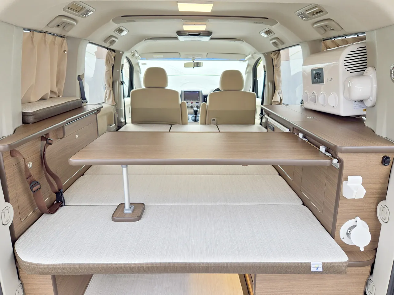 デリカD:5「Dキャンパー ゼロ」写真:テーブルは好きな位置で利用できます。