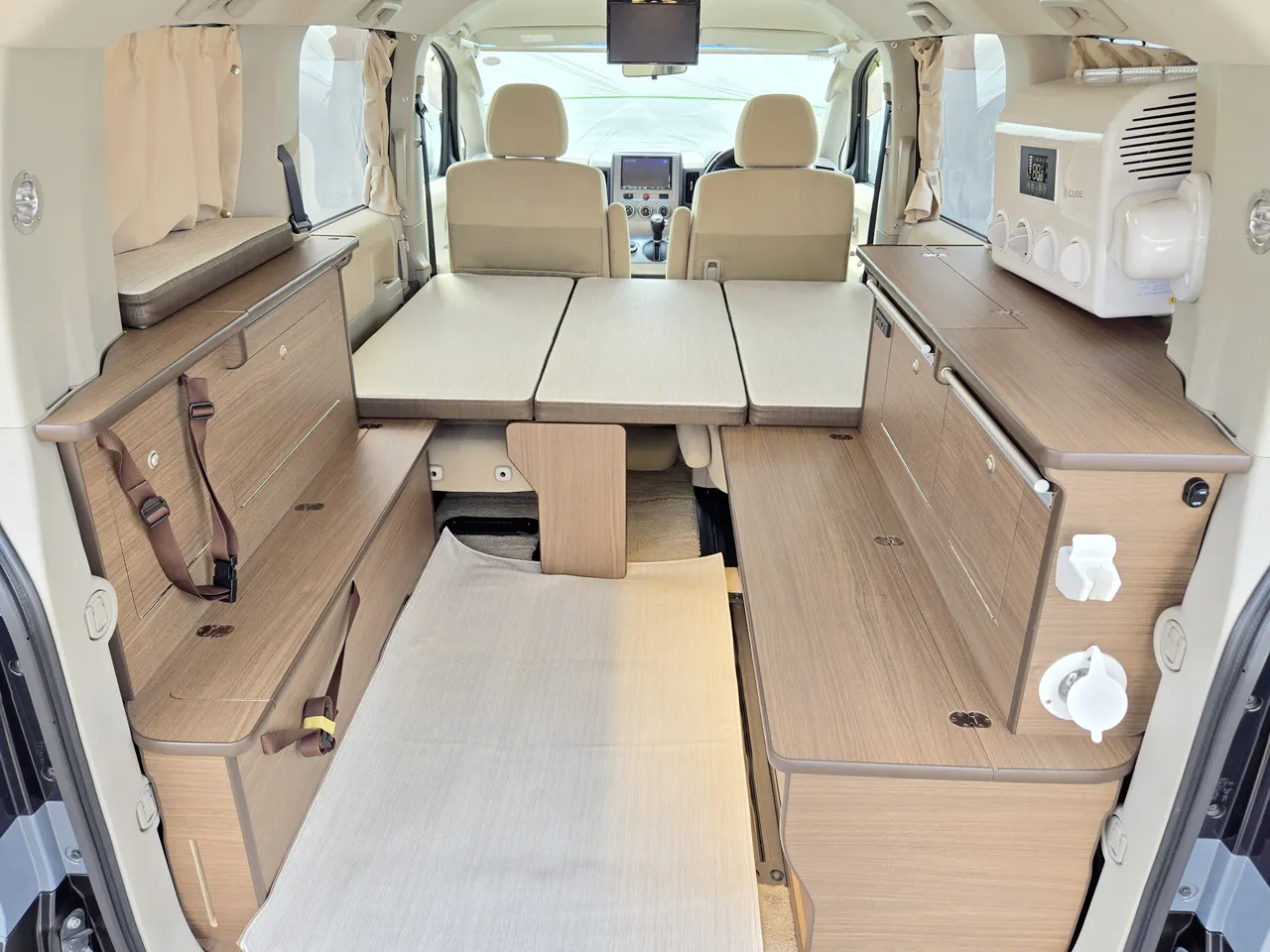 デリカD:5「Dキャンパー ゼロ」写真:大容量の収納スペースにはアウトドアグッズや子どもの荷物もすっきり収まり荷造りのストレスがなくなります。