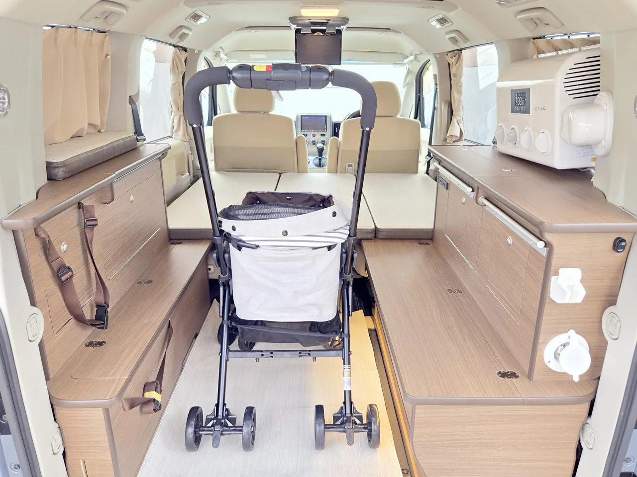 デリカD:5「Dキャンパー ゼロ」写真:大型収納スペースは犬用の大型ケージだけでなくペットカートもスッポリ。