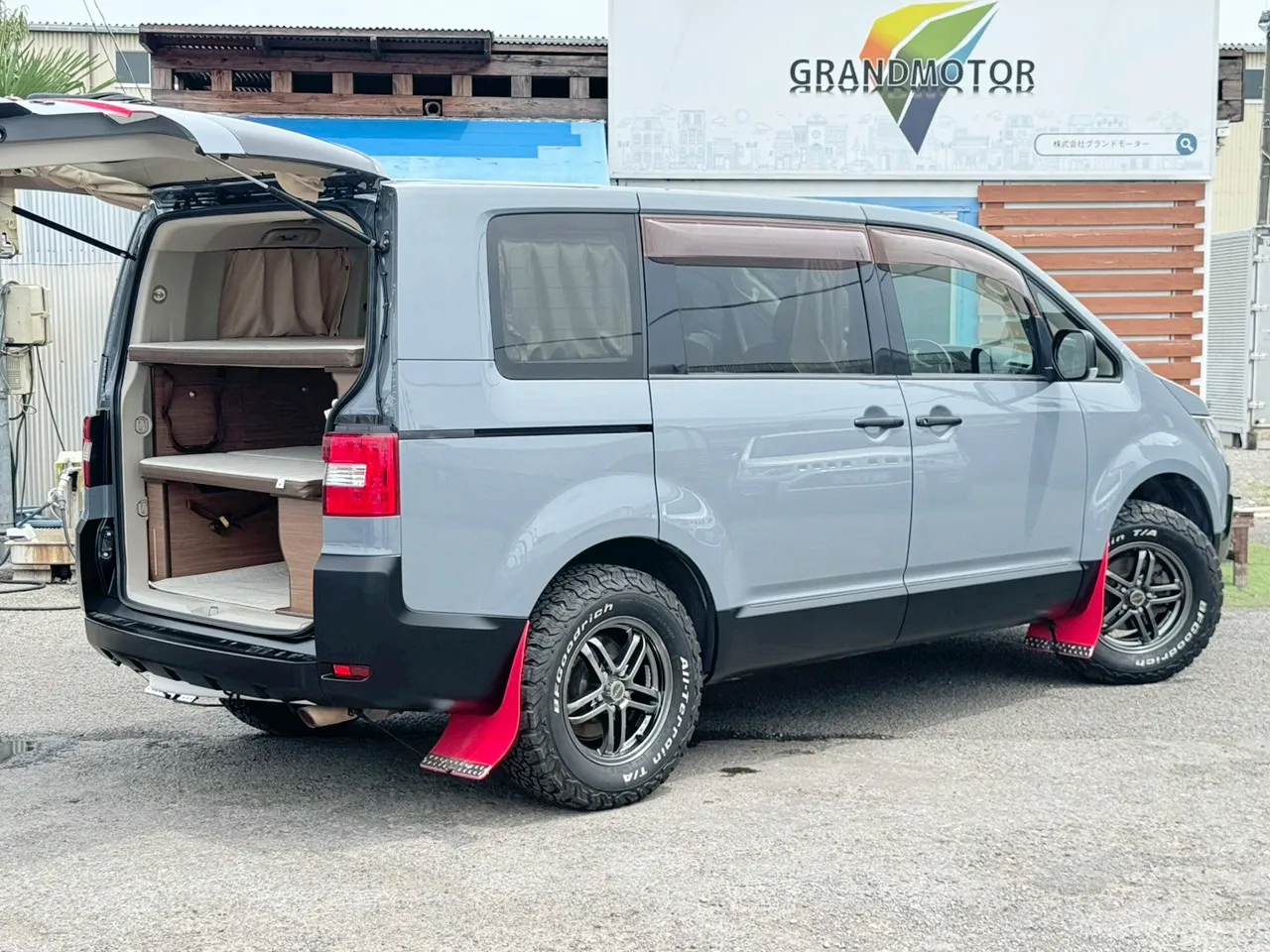 デリカD:5「Dキャンパー ゼロ」写真:ステルスグレー&マットブラック 全塗装も可能です!