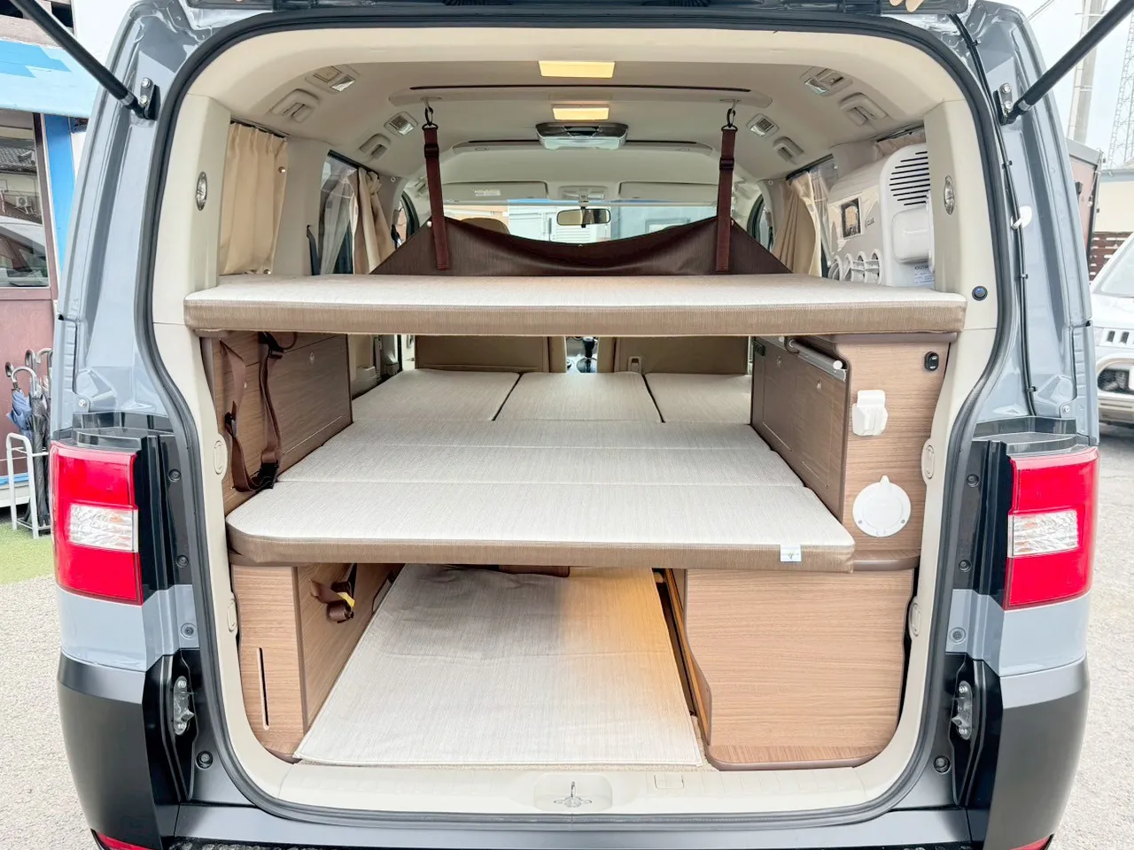 デリカD:5「Dキャンパー ゼロ」写真:ステルスグレー&マットブラック:後ろ