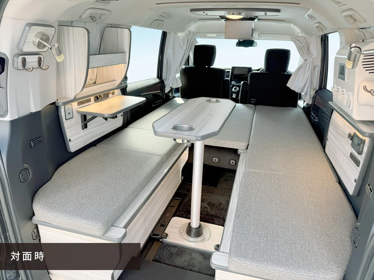 Dキャンパー ベッド展開中でもテーブルを出して座卓としてもご利用頂けます。